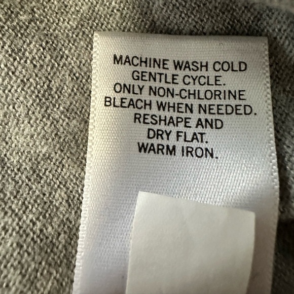 Banana Republic Gray Sweater 3/4 sleeve,with Button Detail on shoulders Sz M - Picture 8 of 10